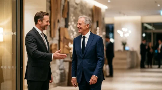 Scène d'accueil professionnel chaleureux dans un espace événementiel élégant