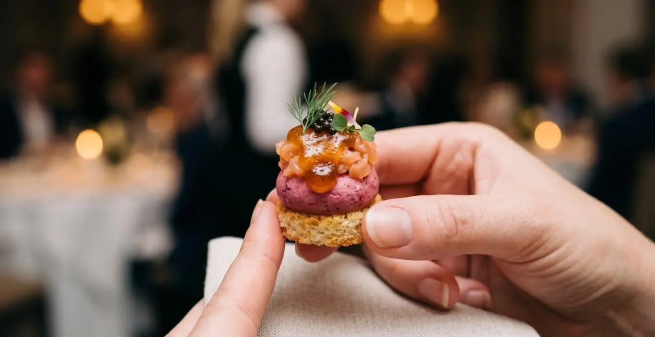 Gros plan sur une bouchée cocktail élégante conçue pour être mangée en une seule fois