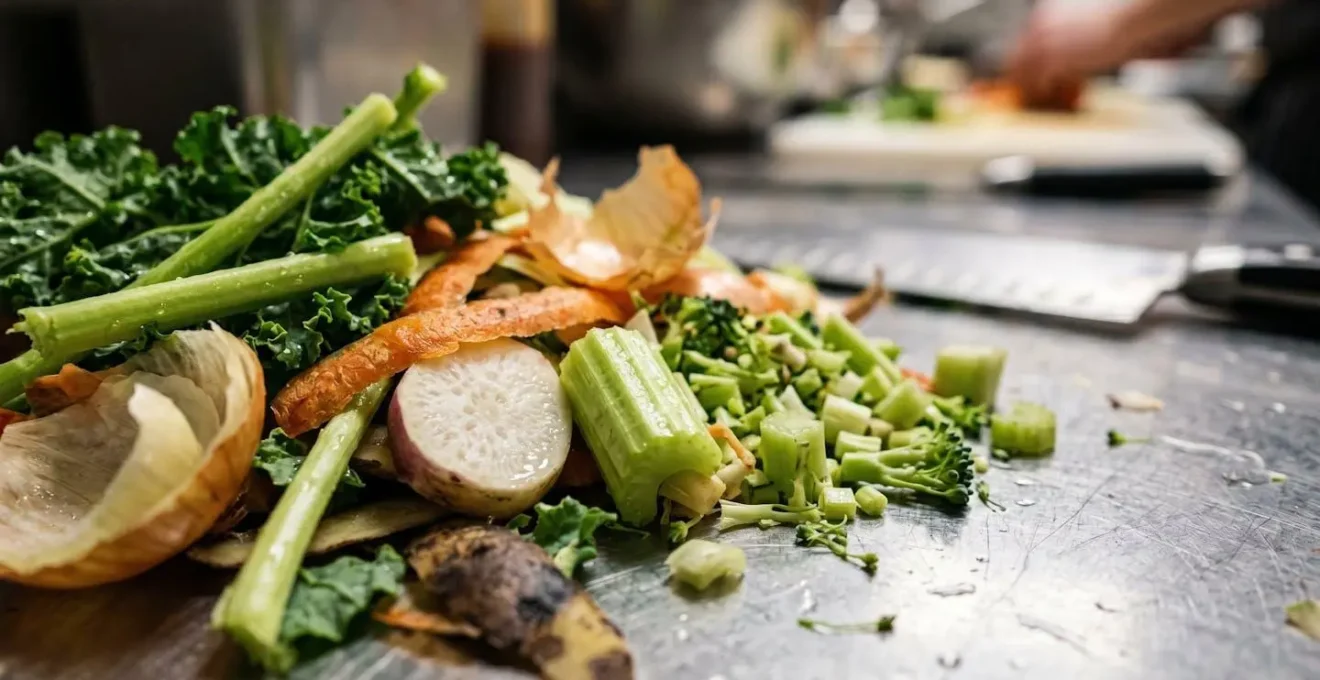 Gros plan sur des déchets de préparation culinaire illustrant les pertes de matière première avant cuisson
