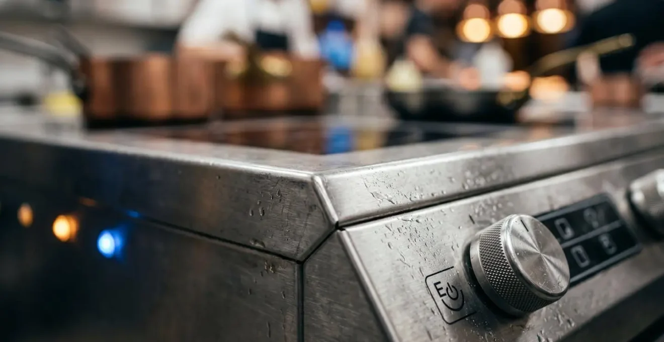 Équipements de cuisine professionnelle moderne avec focus sur l'efficacité énergétique