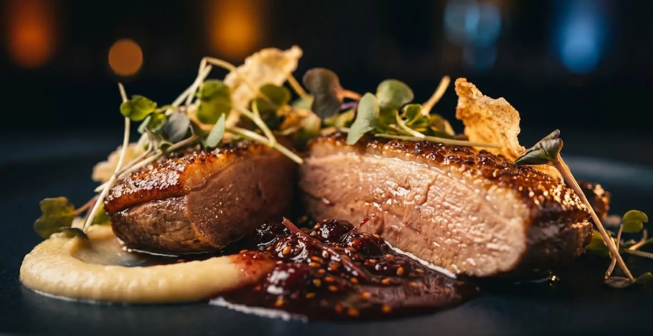 Éclairage scénographique professionnel valorisant la présentation gastronomique lors d'un événement